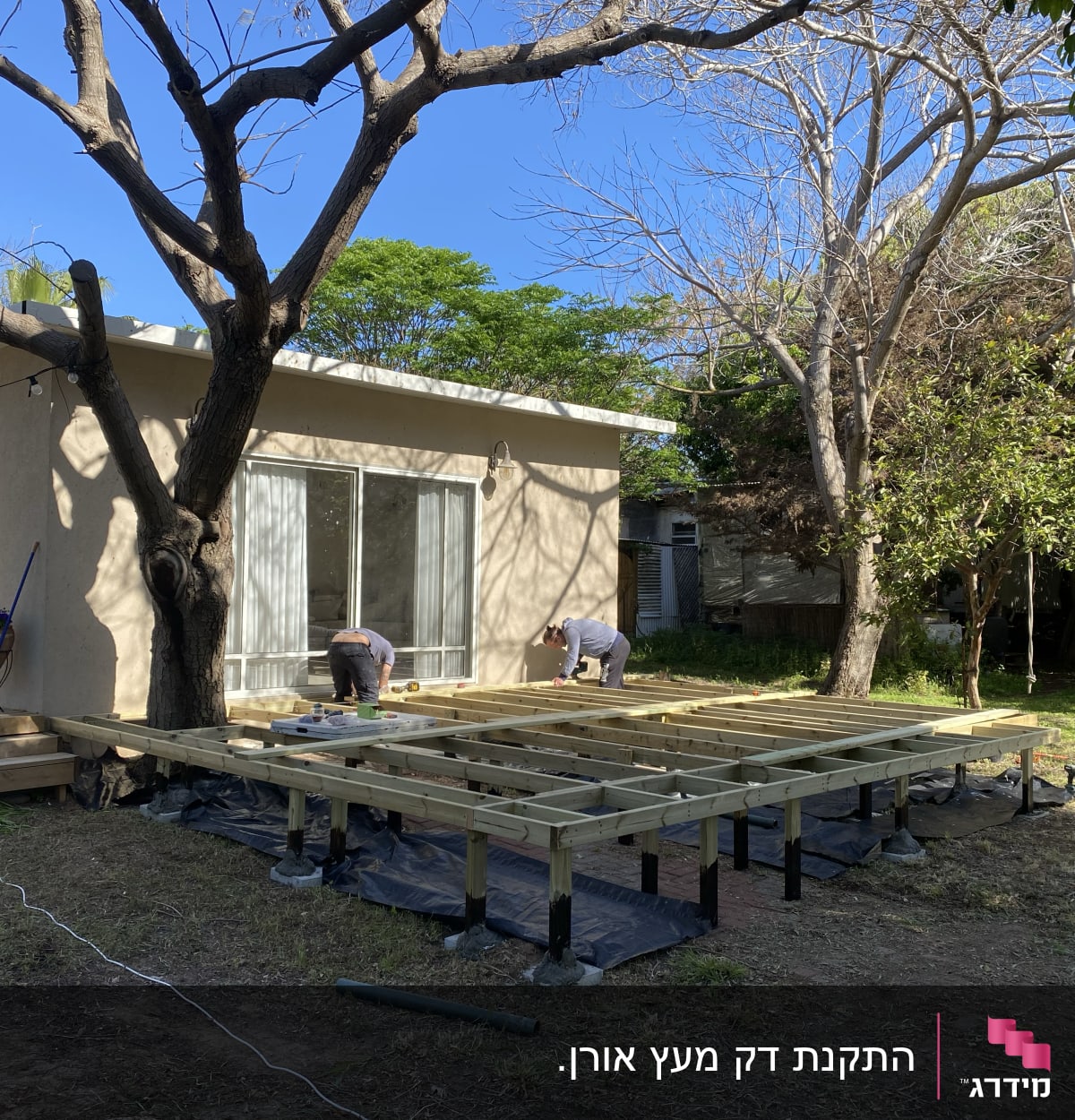 בניית דק עץ בגינה עם מסגרת עץ